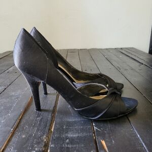 Nine West Black Satin Pumps Heels Women's 8 Open Toe Dressy